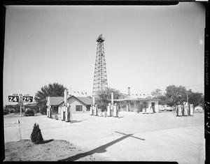 Rob-Lon Gas Station and Oil Well Drilling Derrick in Oklahoma City, Oklahoma