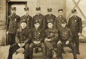 Central fire sta. crew (1913)